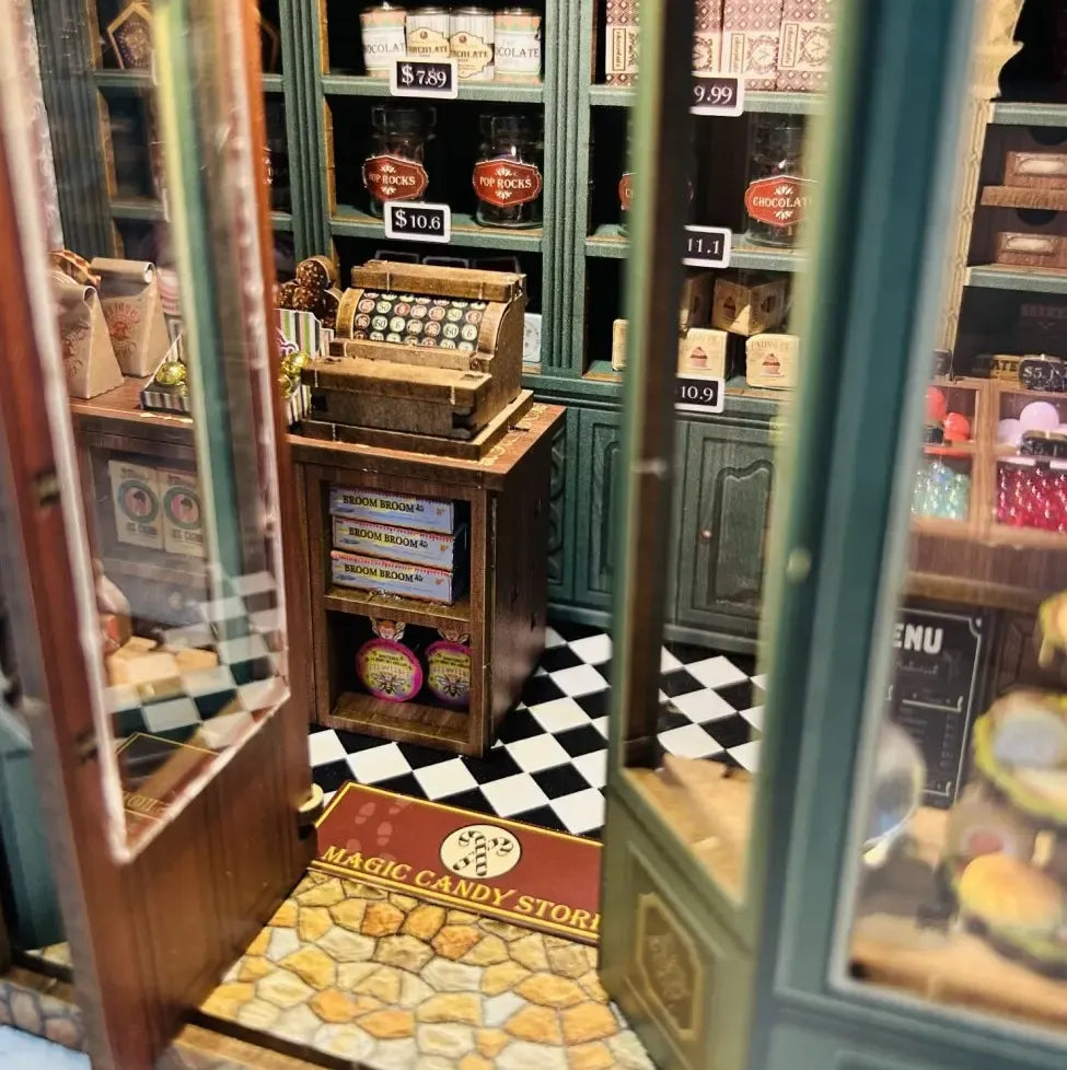 A Tiny Candy Shop Door That Opens — Kit de bricolage Le coin lecture de la boutique de bonbons magiques