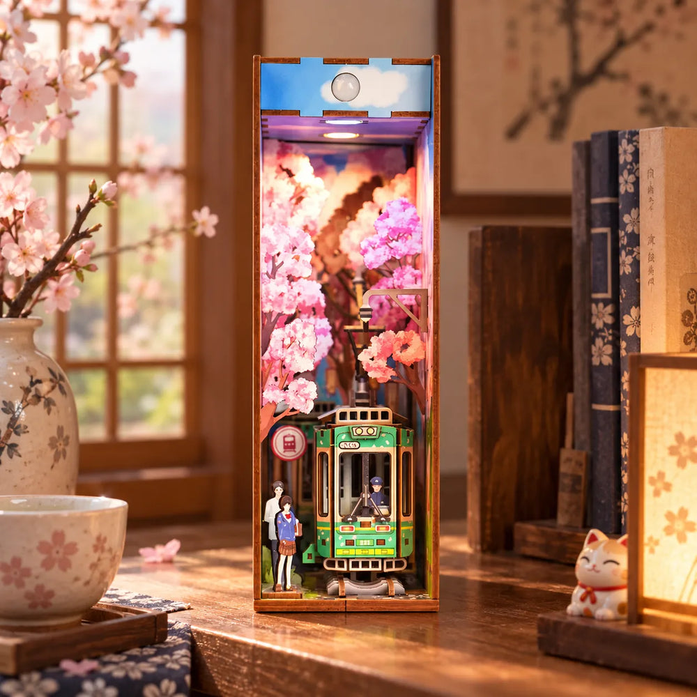 Romantic Sakura Tram Scene — Sakuras Reise-DIY-Bücherwinkel-Bausatz