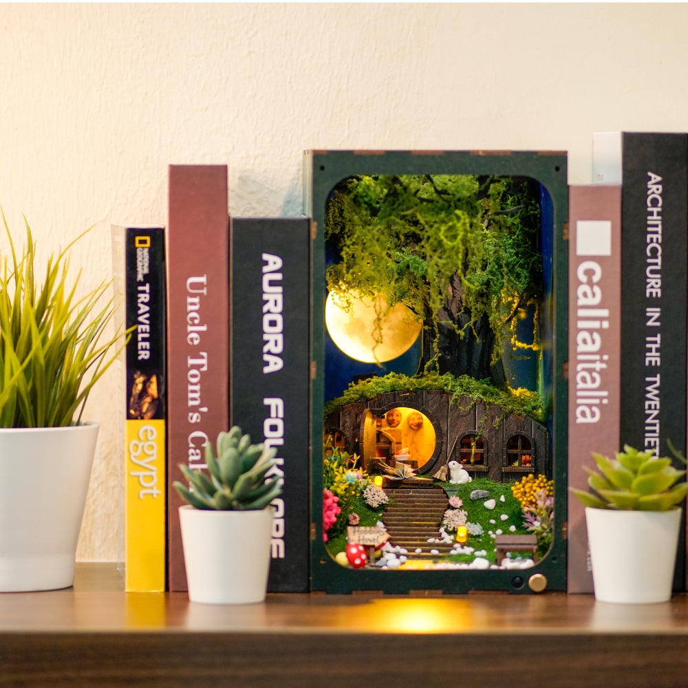 Hobbins Hovel Book Nook, Hobbits-themed Book Nook, LOTR-themed Book Nook, house in woods, Hobbiton,  Bag End